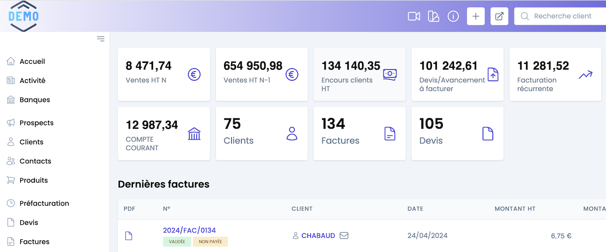 comptable analysant un type de facture sur son ordinateur portable